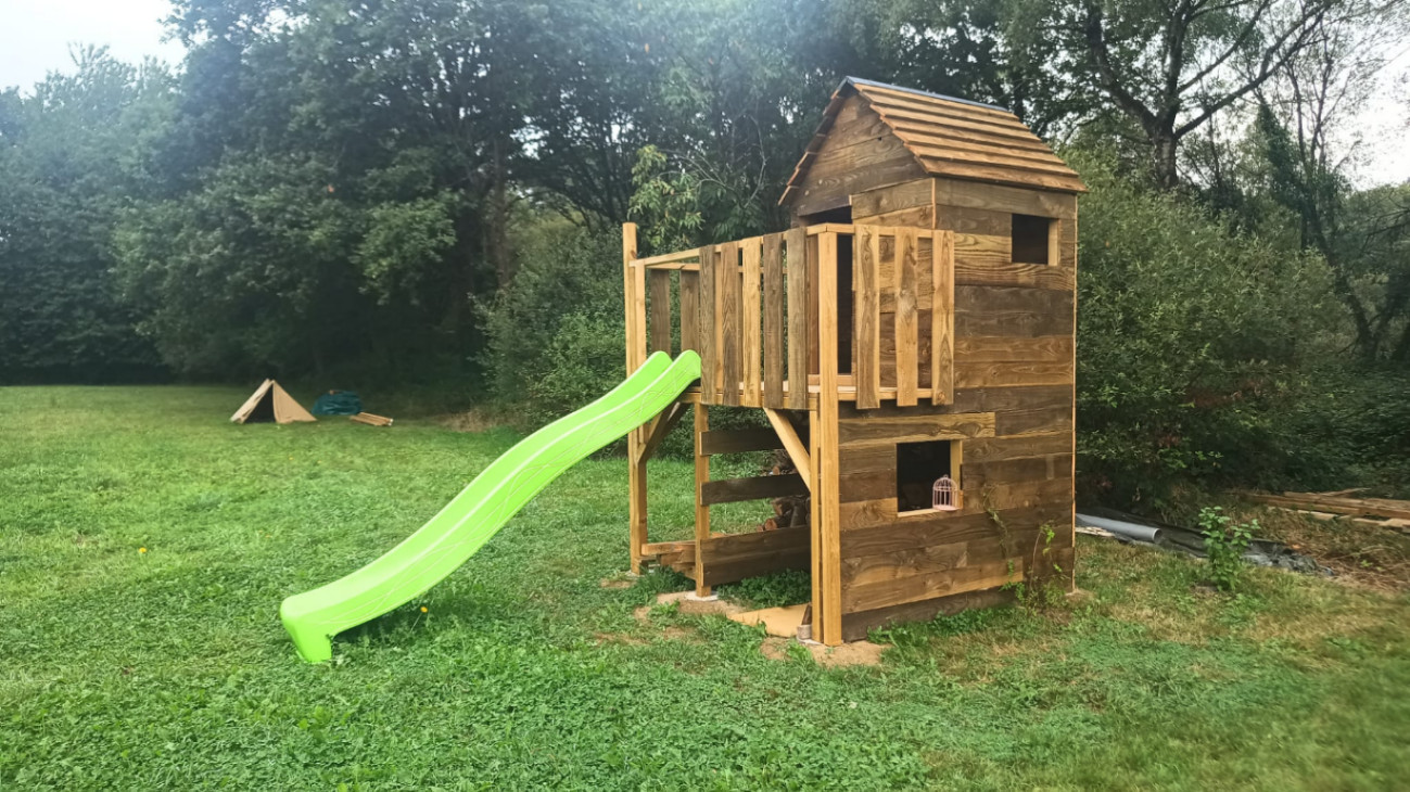 Cabane et toboggan pour les enfants