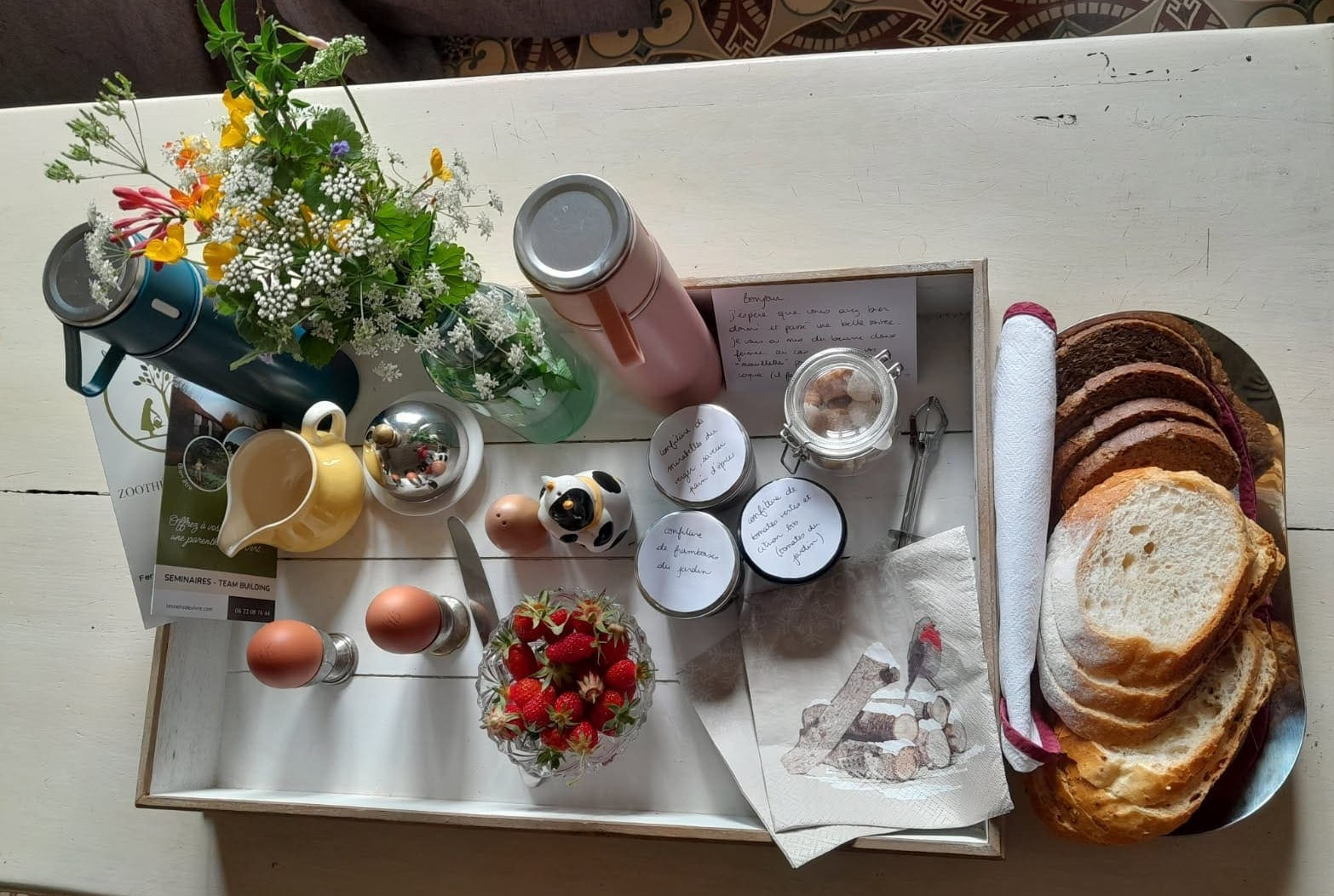 Petit-déjeuner maison issu de produits de la ferme et de fermes locales
