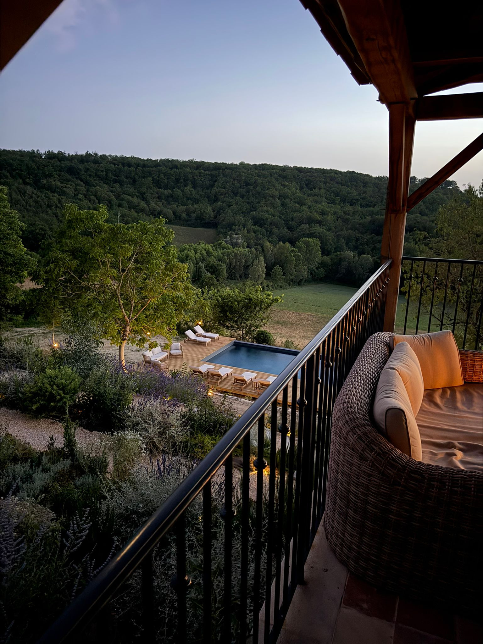 Piscine à débordement avec vue