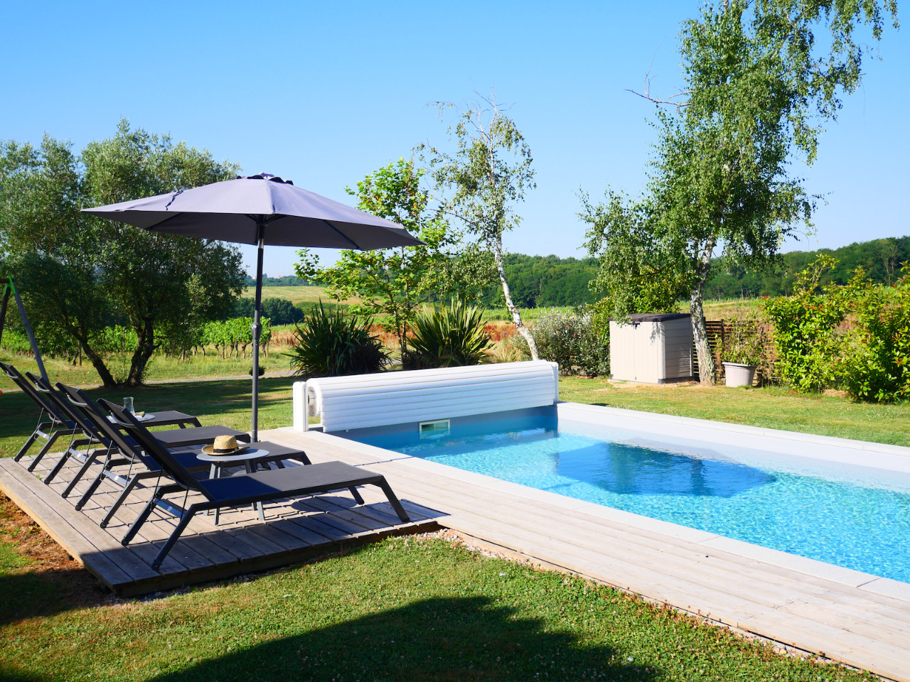 piscine privée avec rideau électrique